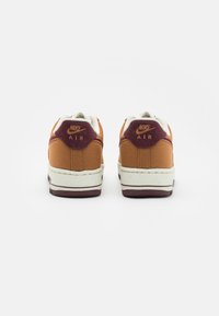 Nike Sportswear AIR FORCE 1 07 LV8 - Sapatilhas - light british tan/burgundy crush