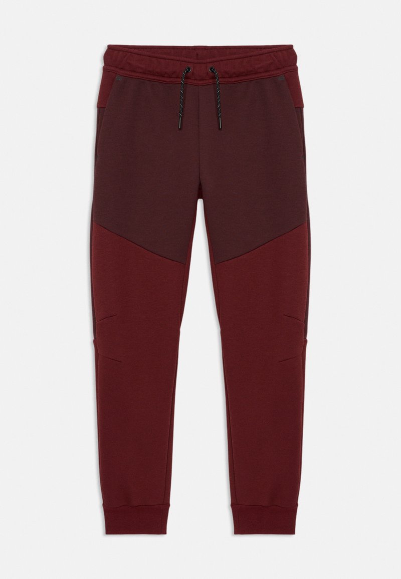 Burgundijas joggeri ar teksturētu apdari. Iespējas ietver viegli regulējamu jostasvietu, sānu kabatas un krāsu blokus. Slim fit dizains.