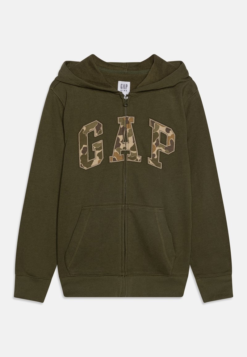 Sweat à capuche zippé vert olive pour enfants avec poches avant et lettres "GAP" à motif camouflage sur la poitrine.