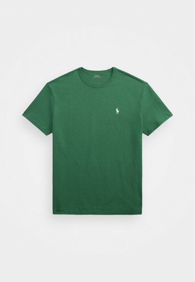 Grön bomull t-shirt med rund halsringning, korta ärmar och en liten vit logotyp på vänster bröst. Slät textur, klassisk passform.