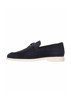 Mocassins en velours bleu marine avec un embout arrondi, une conception à enfiler, une sangle décorative et une semelle en caoutchouc blanc. Détail de couture subtil.