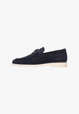 Marineblauwe suède loafers met een rond teen, instapontwerp, een decoratieve band en een witte rubberen zool. Fijne stiksel-details.