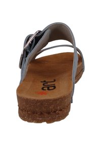Grå lædersandal med korksål, der har justerbar rem og sølvspænde. Teksturert fodseng med brandlogoet tydeligt vist.