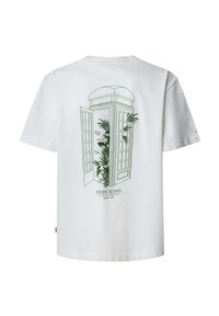 Camiseta blanca de algodón con un dibujo en línea verde de una puerta abierta con plantas, etiquetada "PEPE JEANS" debajo del gráfico.