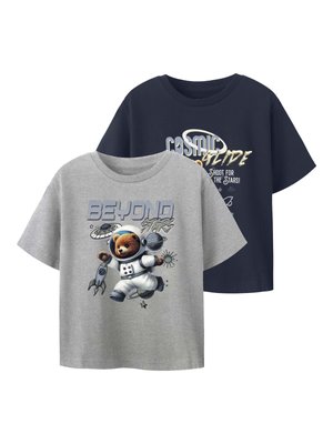 Zwei kurzärmelige T-Shirts, eines grau mit einem Bären-Astronauten und dem Text "Beyond Stars", eines marineblau mit dem weltraumthematischen Text "Cosmic Glide" und Design.