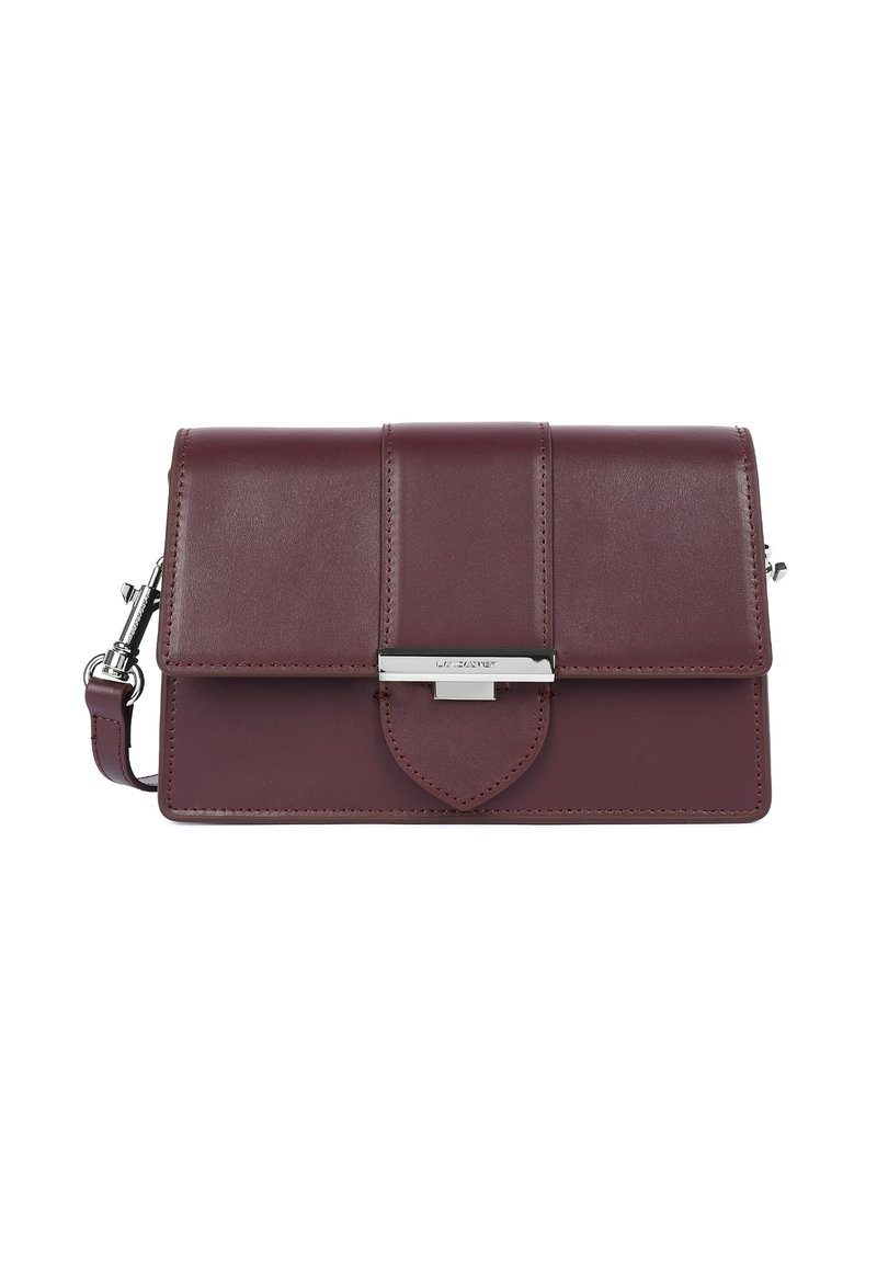 Borsa a tracolla in pelle bordeaux con chiusura a patta, scomparti interni, accessori in metallo argentato e tracolla staccabile. Texture liscia.