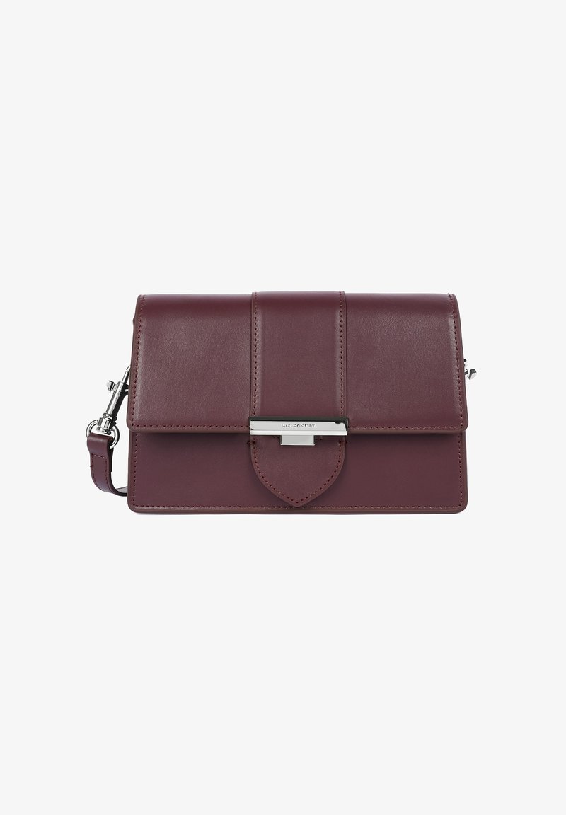 Borsa a tracolla in pelle bordeaux con chiusura a patta, scomparti interni, accessori in metallo argentato e tracolla staccabile. Texture liscia.
