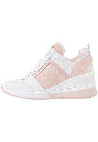 Witte en lichtroze sneaker met mesh en synthetisch bovenwerk, contrasterende panelen en gestructureerd ontwerp; beschikt over een gevoerde zool en vetersluiting.