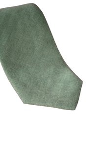 Grøn slips lavet af struktureret stof, med et afsmalnet design, en spids ende og en glat, mat finish.