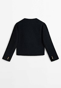 Svart kort jacka, texturerad tyg, långa ärmar, rund hals, med tre guldknappar på varje manschett. Bakvy med rena linjer.