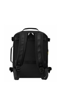 Mochila negra con correas ajustables acolchadas, dos compartimentos con cremallera y un asa en la parte superior. Presenta un discreto logotipo de la marca en la correa.