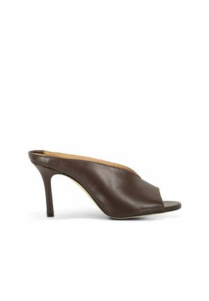 Mule en cuir marron à bout ouvert, talon haut fin et design à enfiler sur fond blanc.