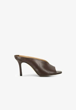 Mule in pelle marrone con punta aperta, tacco alto sottile e design slip-on su sfondo bianco.