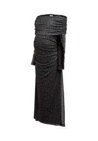 Zwarte jurk met off-the-shoulder ontwerp, gerimpeld stof, luipaardprint patroon, lange mouwen en een lange, vloeiende silhouet.