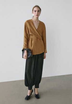 FLOWING  WITH WAIST DETAIL  - Bluse - olive