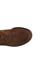 Bottines en suede marron avec un bout arrondi, une finition texturée et une semelle en caoutchouc. Présente des détails cousus près de la cheville.