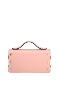 Borsa in pelle rosa con manico arrotondato, dettagli in metallo dorato e forma rettangolare piatta. La parte anteriore presenta tre borchie dorate su ciascun lato.