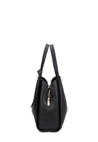 Borsa in pelle nera con superficie testurizzata, doppie cinghie e chiusura centrale con zip dotata di tirazip color oro.