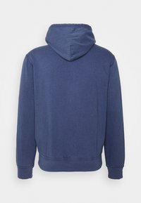Sudadera con capucha azul marino con cordón ajustable, puños y dobladillo acanalados. Hecha de tela suave y texturizada, presenta un color sólido y un diseño sencillo.