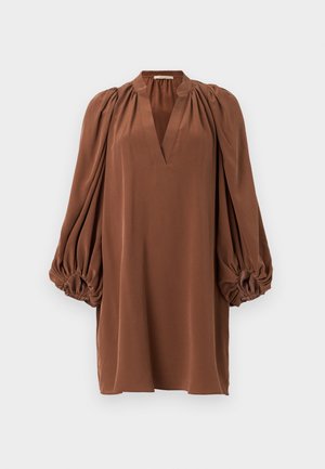 Robe mini marron à manches longues avec un décolleté en V profond, des manches bouffantes froncées et des poignets élastiques sur un fond blanc uni.