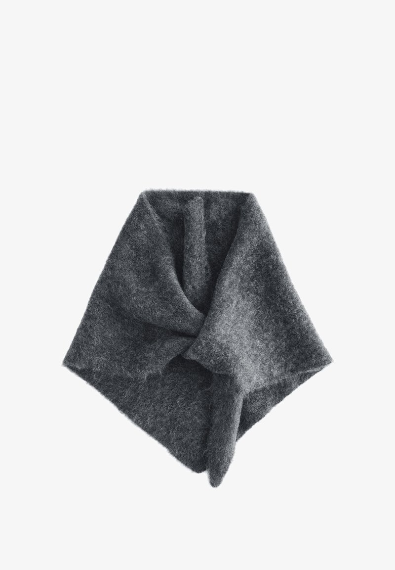 Dunkelgrauer Schal aus weicher, flauschiger Wolle. Er besitzt eine dreieckige Form mit strukturiertem Stoff, ordentlich gefaltet und drapiert.