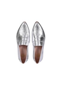 Zilveren puntige ballerina's met een gemarmerd slangenleerpatroon, een gladde metallic afwerking en een brede voorband. Bruin binnenvoering detail.