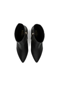 Botas de tobillo de cuero sintético negro con punta afilada y cremallera lateral. Textura suave y diseño minimalista con detalles en dorado.