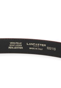 Leren riem met binnenlabel met de tekst "Vera Pelle Echt Leder Real Leather," "Lancaster Paris," "Made in Italy," en maat "100/115."