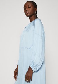 DAY Birger et Mikkelsen MIRIAM MODERN DRAPE  - Robe de jour - bright sky