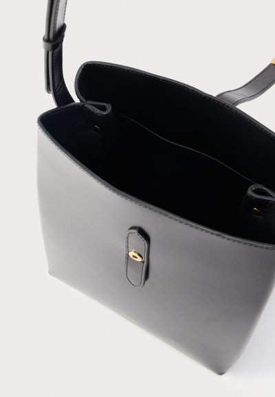 Μαύρη δερμάτινη τσάντα ώμου με ανοιχτό πάνω μέρος, ορατό εσωτερικό διαμέρισμα και χρυσαφί κούμπωμα στο μπροστινό λουρί.