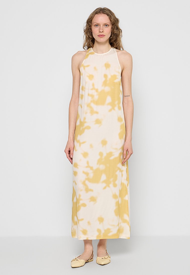 Sukienka maxi na szyi z lekkiego materiału, z wzorem tie-dye w kolorach żółtym i kremowym, o luźnym kroju z bocznymi rozcięciami dla swobody ruchów.
