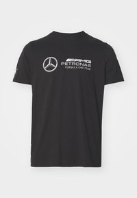 Czarny bawełniany t-shirt z krótkimi rękawami, z białymi nadrukami logo: Mercedes-Benz i Zespół Formuły 1 Petronas z przodu.