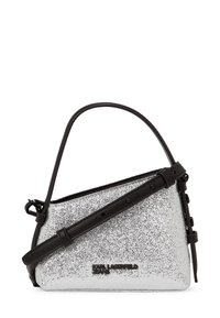 Ezüst csillámos kézitáska fekete bőrdíszítéssel, háromszög alakú, állítható pánttal és logóval a frontján.