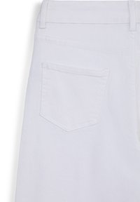 Jeans in denim bianco con una tasca posteriore caratterizzata da una patta a punta. Il tessuto ha una consistenza liscia e cuciture visibili.