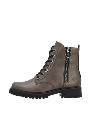 Bottine à lacets en cuir gris métallique avec une fermeture éclair sur le côté, bout rond, finition texturée et semelle en caoutchouc noire épaisse.