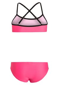 Rosa tvådelad baddräkt med en racerback-topp och svarta accenter samt korsettsremsor i ryggen, tillsammans med matchande rosa underdelar.