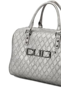 Borsa a tracolla argentata con un motivo testurizzato e un logo "CULT" ben visibile. Presenta due manici tondi e accenti metallici.