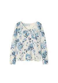 Kwiatowy sweter z dekoltem w serek, długimi rękawami, niebieskimi różami na białym tle, miękką fakturą i luźnym krojem.