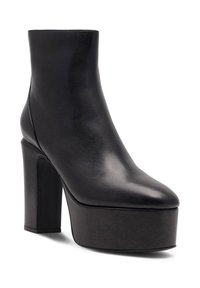 Čierne kožené členkové topánky s ostrou špičkou, vysokým blokovým podpätkom a platformou. Hladký povrch s minimálnym šitím.