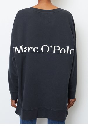Felpa oversize grigio scuro con scollatura rotonda. Presenta il logo "Marc O'Polo" in bianco, maniche lunghe e orlo arrotondato.