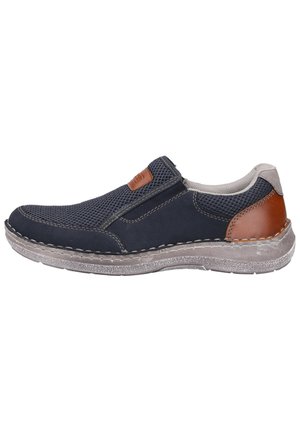 Marine slip-on sko lavet af mesh og ruskind med en brun læderdetalje, struktureret sål og kontrasterende syninger.