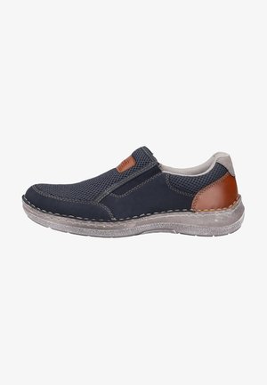 Marina slip-on skor i mesh och mocka med en brun läderdetalj, texturerad sula och kontrasterande sömdetaljer.