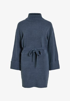 Blauwe, gebreide jurk met hoge hals, lange mouwen en een ceintuur om de taille. Heeft een zachte textuur en brede manchetten.