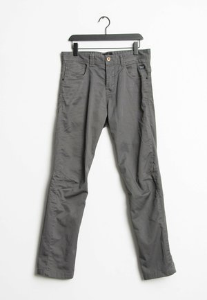 Pantalones de algodón grises con diseño de pierna recta, cierre de botón metálico y múltiples bolsillos. Presenta una etiqueta de la marca en el bolsillo frontal.