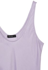 Top in lilla con scollatura a barca, realizzato in tessuto liscio. Presenta una leggerissima lucentezza, spalline sottili e un'etichetta con la scritta "CALLIOPE S."