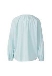 Blusa a maniche lunghe azzurro chiaro con scollatura arricciata, tessuto morbido e polsini con bottoni. Vestibilità rilassata e texture liscia in tutto.