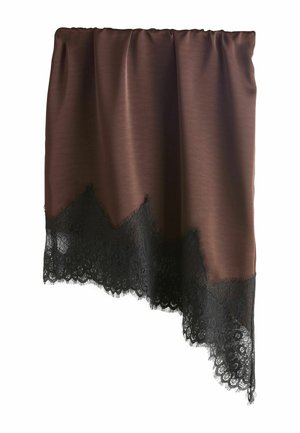 Hnedá hodvábna sukňa s asymetrickým lemom, ktorá má pozdĺž spodného okraja čiernu kvetinovú čipku.