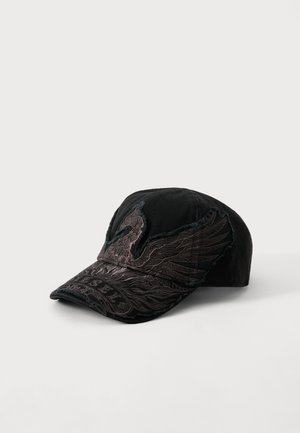 Casquette de baseball noire avec un motif brodé d'aigle et d'aile couvrant les panneaux avant et la visière.