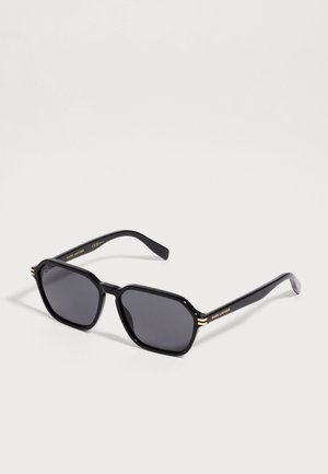 Lunettes de soleil rectangulaires noires avec verres foncés et accents dorés aux coins de la monture et sur les branches, sur un fond clair.