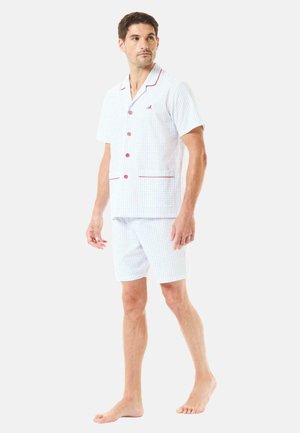 Conjunto de pijama de manga corta y botones en un patrón a cuadros en azul claro y blanco, con acentos rojos y pantalones cortos a juego. Tela ligera.